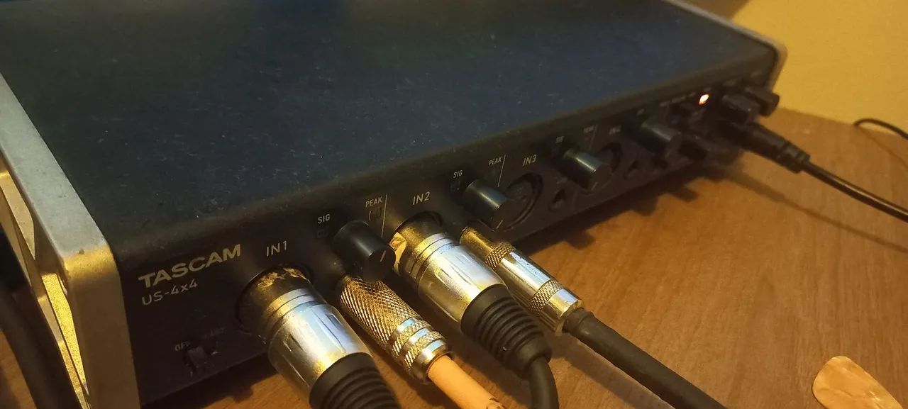 Tascam US-4x4 Interface de áudio (Gravação)