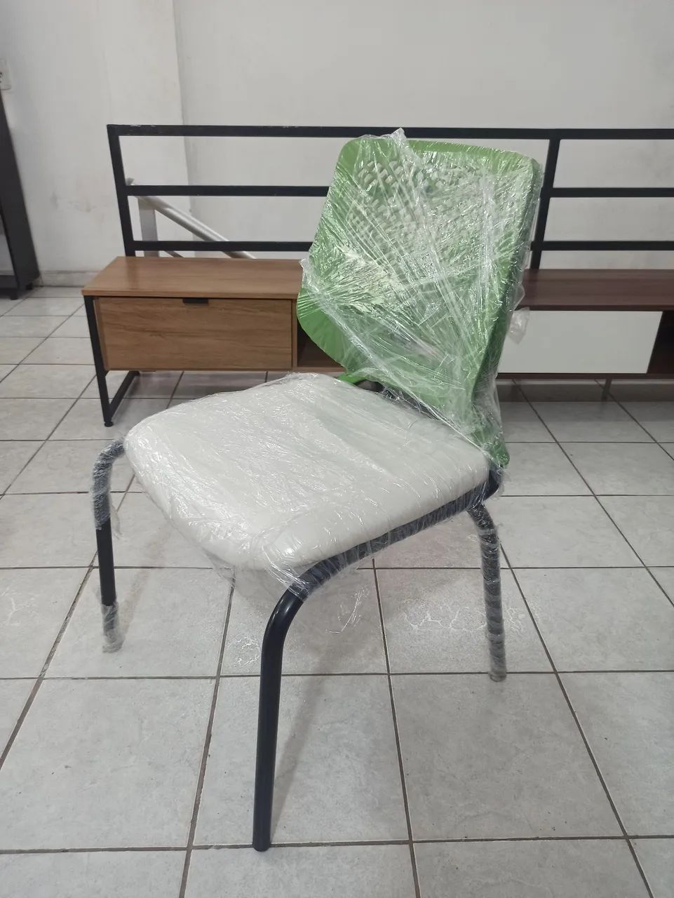 Cadeira estofada verde com Branco  - Foto 3