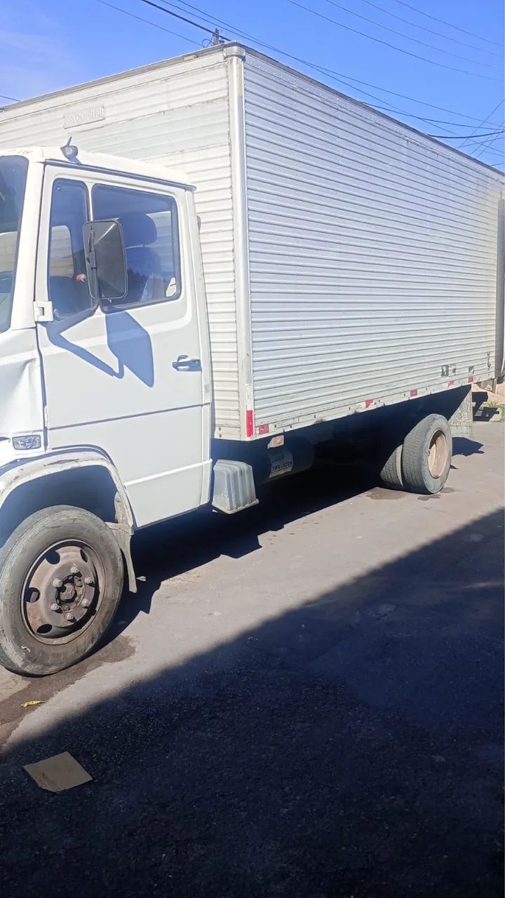 MB 710 Caminhão Baú - Foto 4
