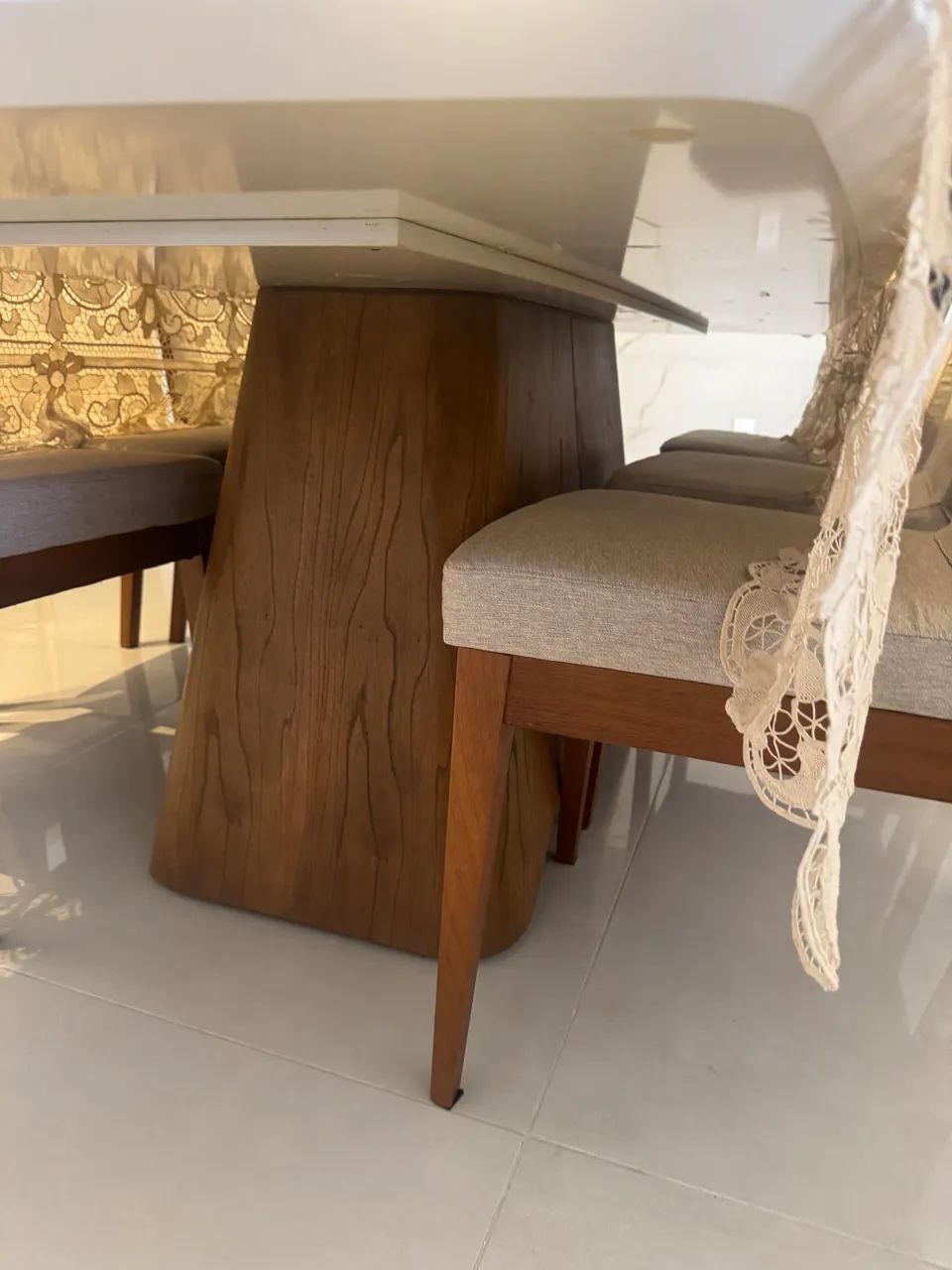 Mesa com tampo vidro e base em madeira 
