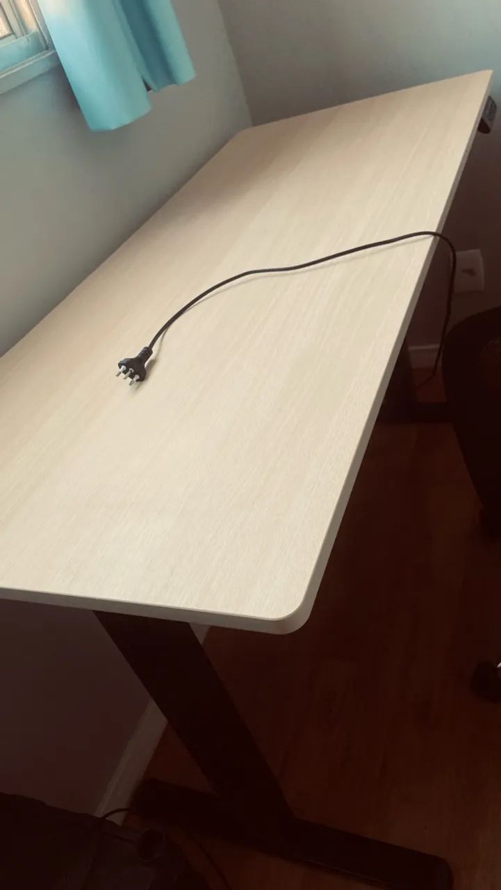 Mesa Ergolift preta com motor simples e botões com memória 