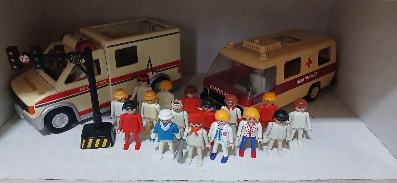 Lote de playmobil com 2 ambulâncias e 20 bonecos 