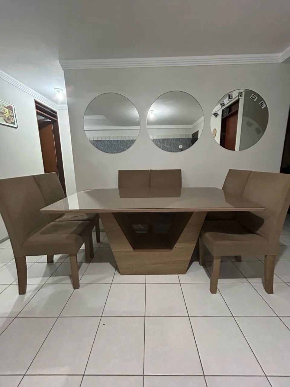 Mesa com tampo de vidro MDF e seis cadeiras