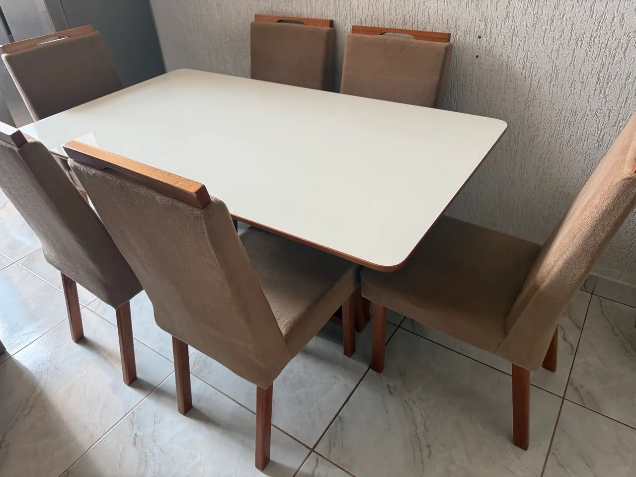 Mesa com 6 cadeiras ( entrega grátis)