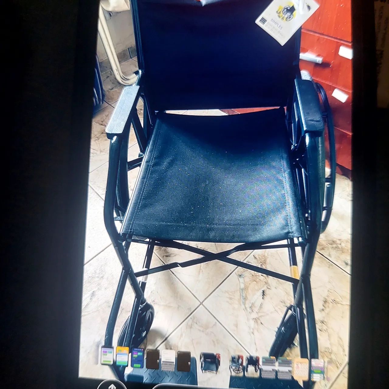 Vendo cadeira de rodas semi nova - Foto 3