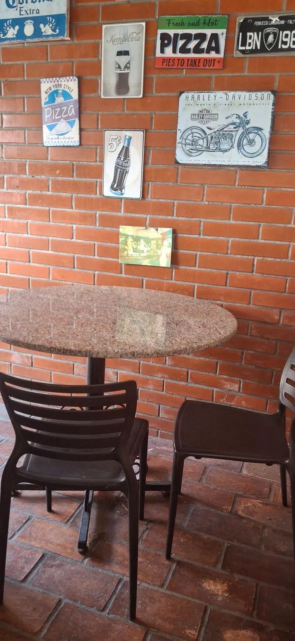 Vendo 2 mesas de mármore e com  cadeiras cada valor 950. Call950 cada uma