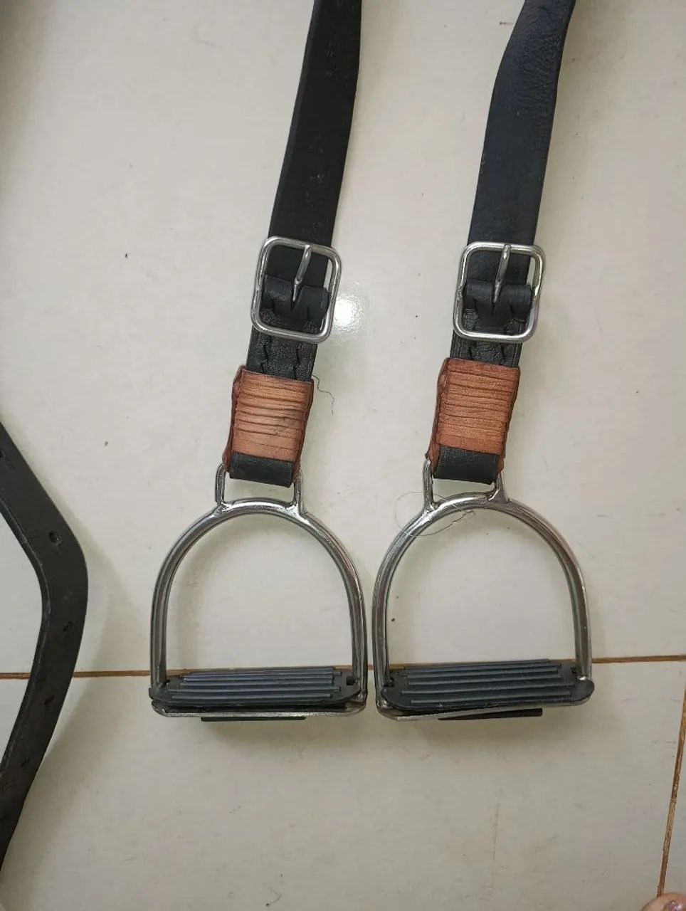 Par de estribos em inox com cabo de couro  - Foto 2