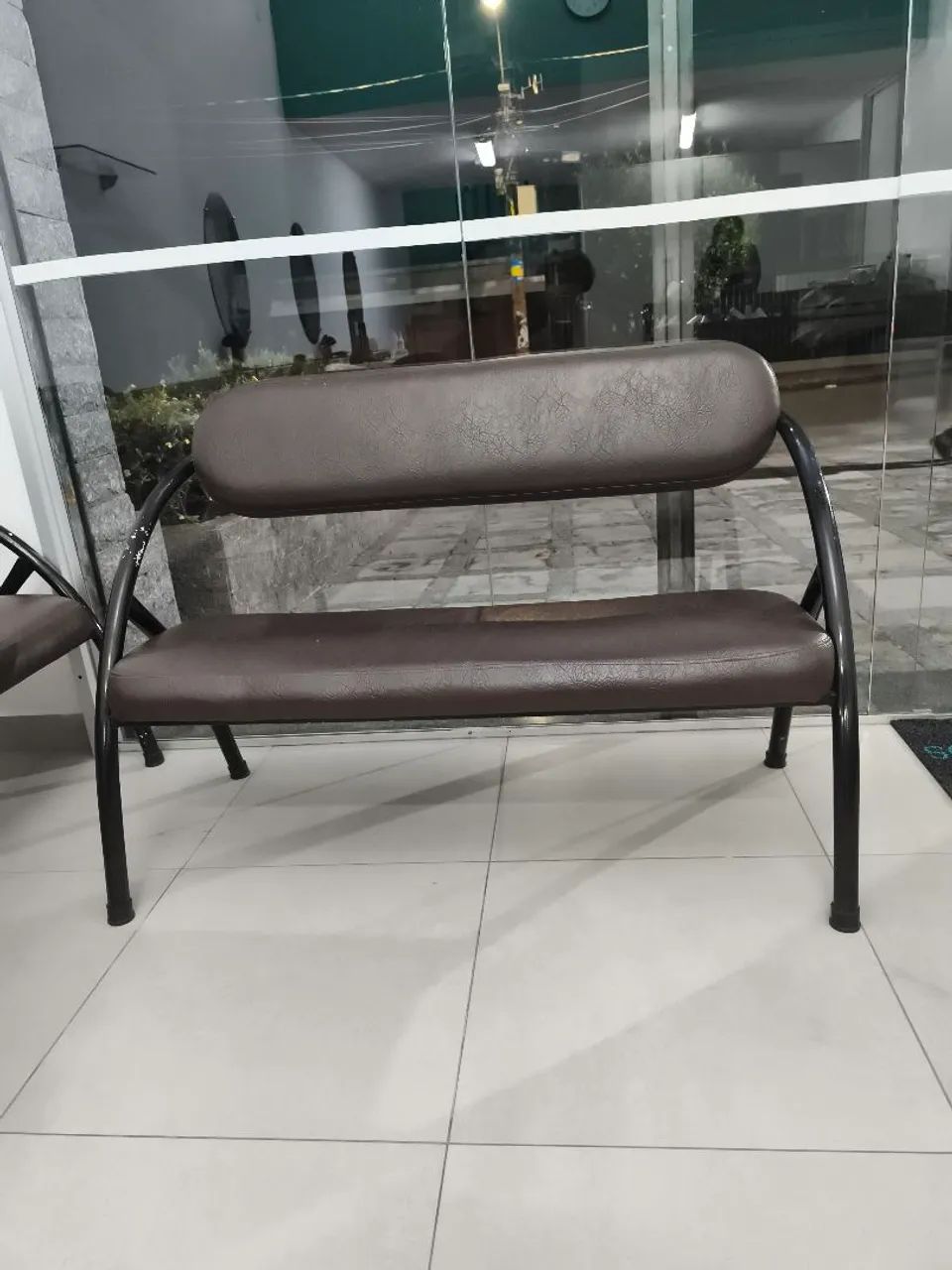 Cadeira cabeleireiro e bancos de recepção - Foto 2