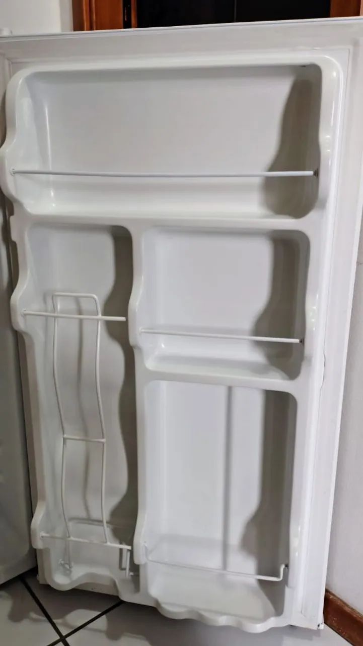 Frigobar Midea 93 litros com garantia - Foto 2