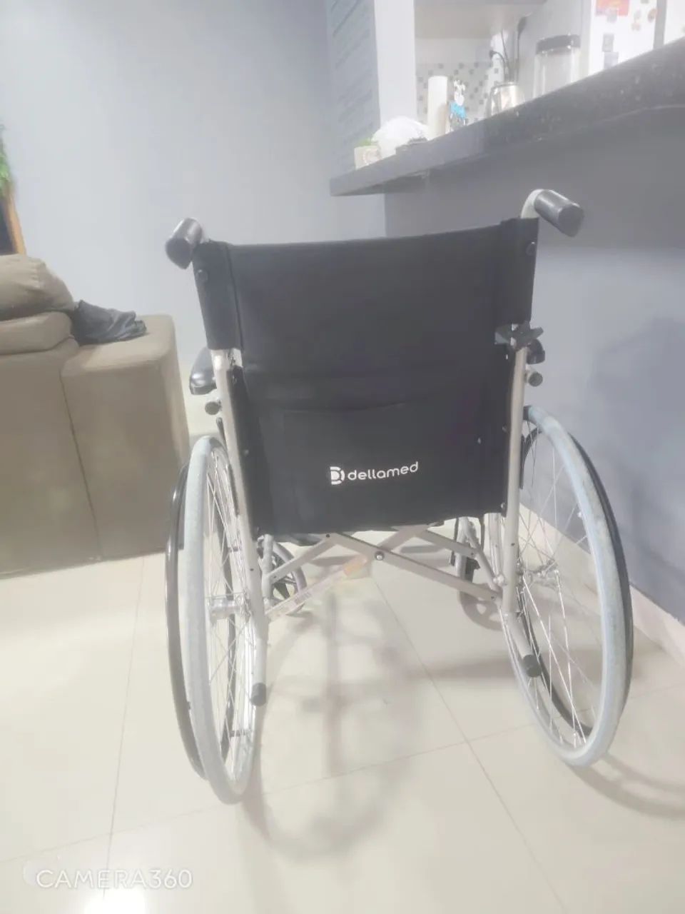 Vendo Cadeira de rodas semi nova. - Foto 3