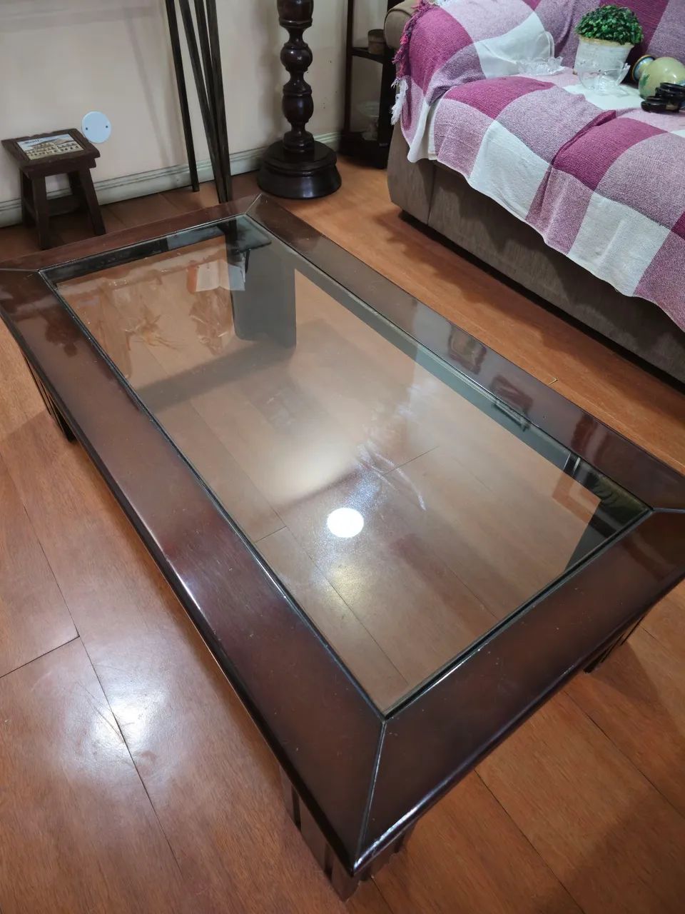 Mesa de centro em madeira com vidro