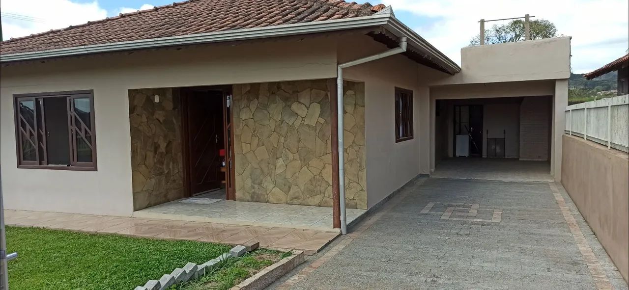 Casa no centro de Campo Alegre 