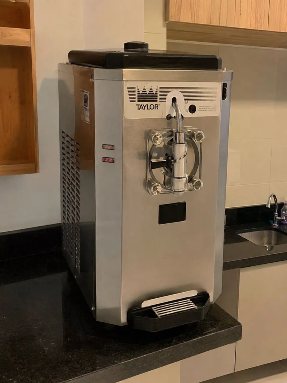 Máquina de Sorvete Soft, Shake e Açaí Marca Taylor 