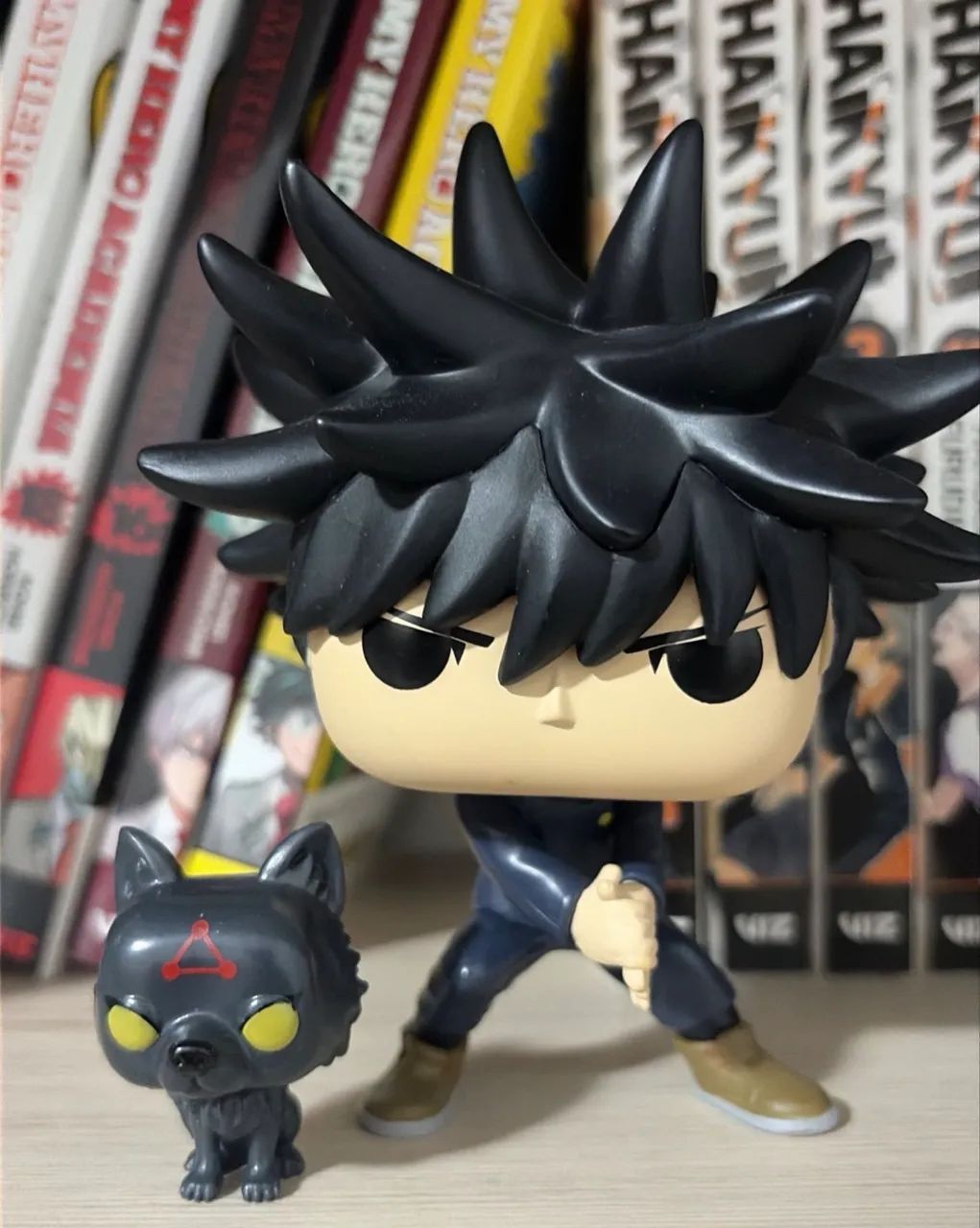 Funko megumi com kuro jujutsu kaisen