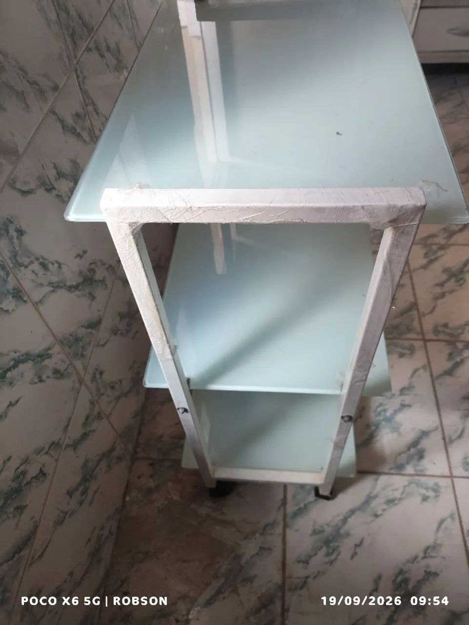 Mesinha de quarto com prateleiras  - Foto 2