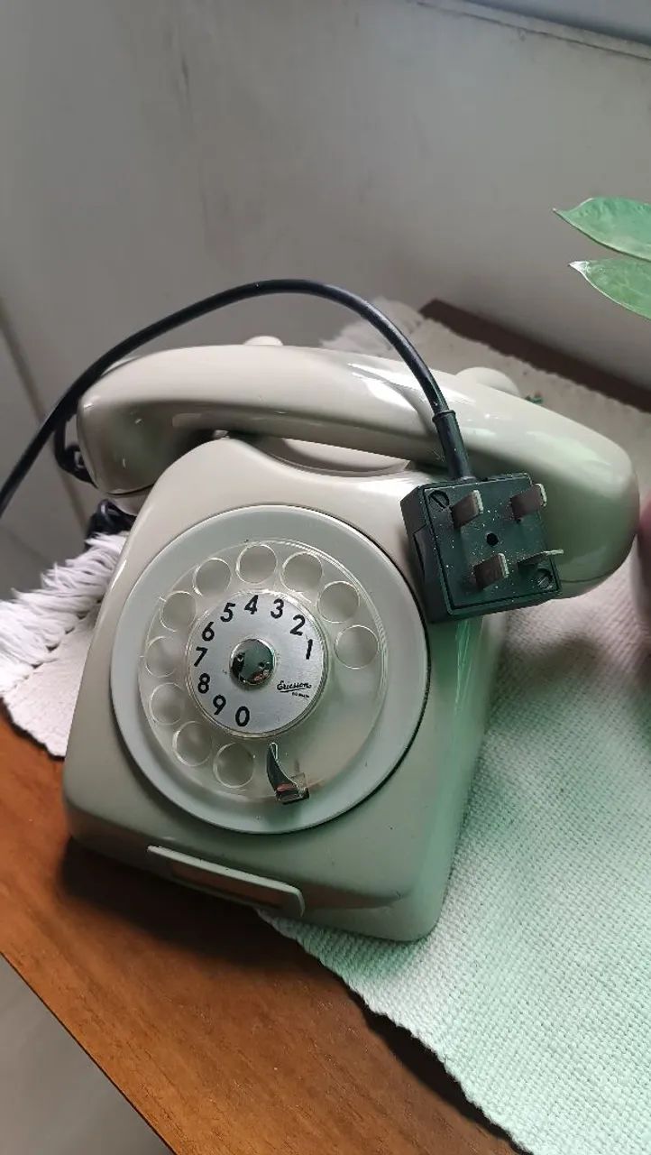 Aparelho de telefone antigo