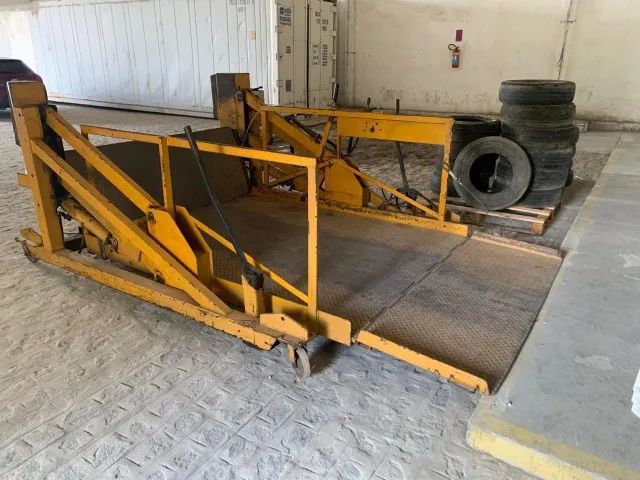Doca móvel para carga e descarga de mercadorias.