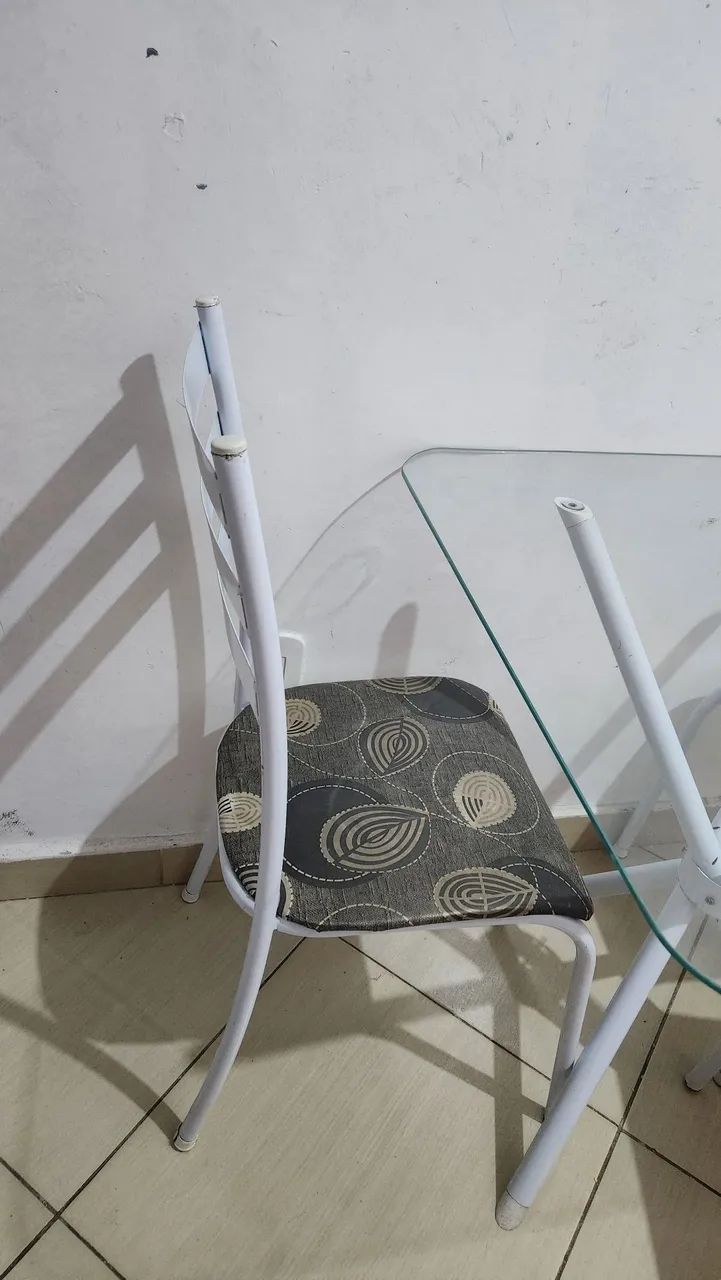 Mesa se vidro com 3 cadeiras - Foto 4