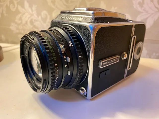 Hasselblad 500 C/M + Planar 80mm f2.8 + Magazine A12 - Excelente