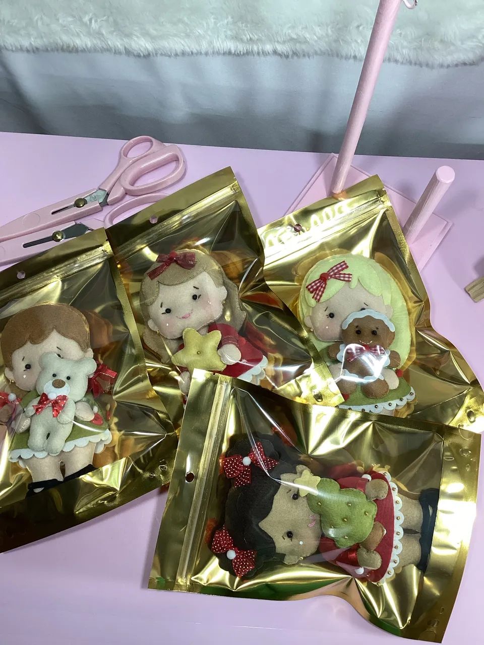 Kit de 4 Bonequinhas de Natal com pingente em feltro - Foto 4
