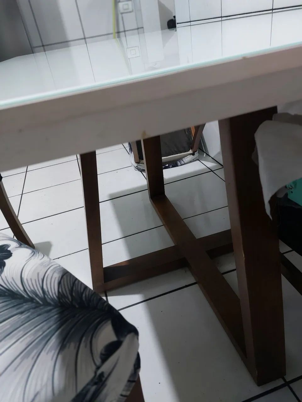 Vendo uma mesa de laca com 4 cadeiras 