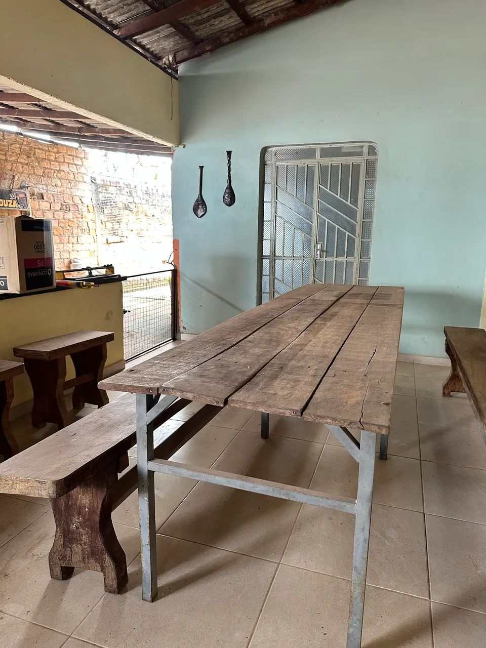Vendo mesa com bancos de madeira  - Foto 4