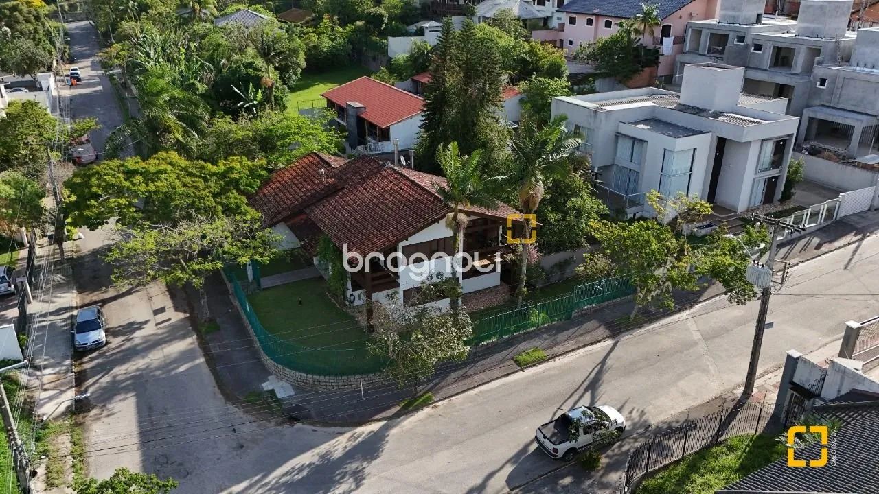 Casa com 328m², 6 quartos, 1 suíte, 2 garagens, ao lado da UFSC em Florianópolis