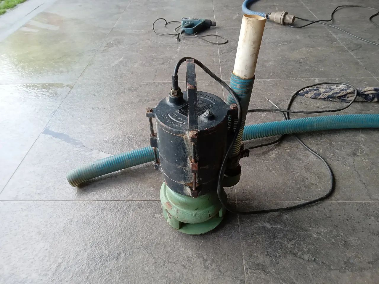 Vendo Bomba subermivel marca shneider,bem potente,usada poucas vezes uma nova custa 5.400  - Foto 4