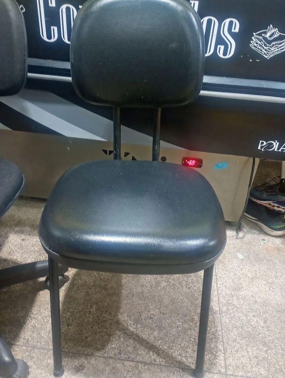 Duas cadeiras e uma mesa com duas gavetas e chave de escritório - Foto 4