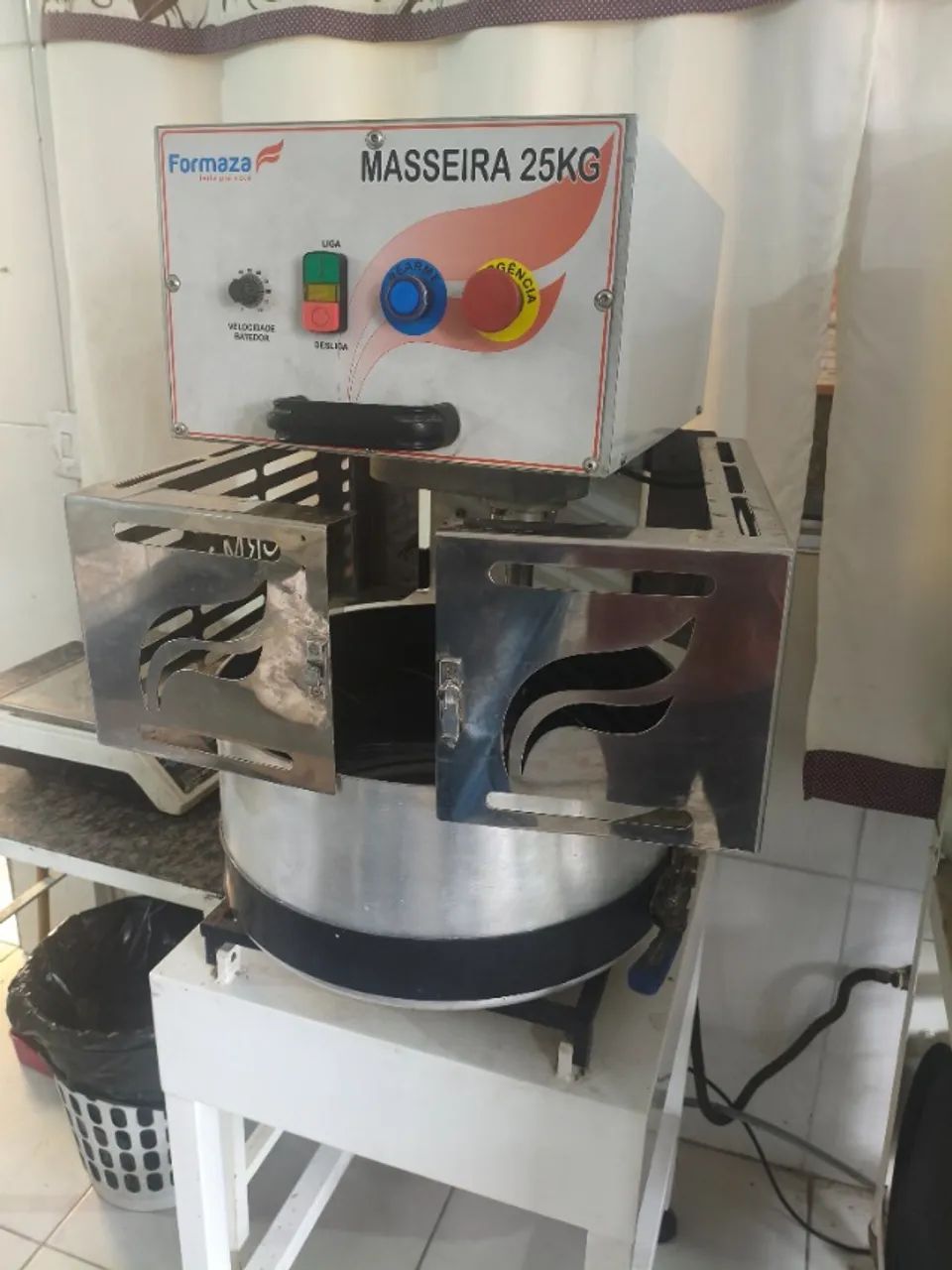 Máquina de moldar salgados e doces 