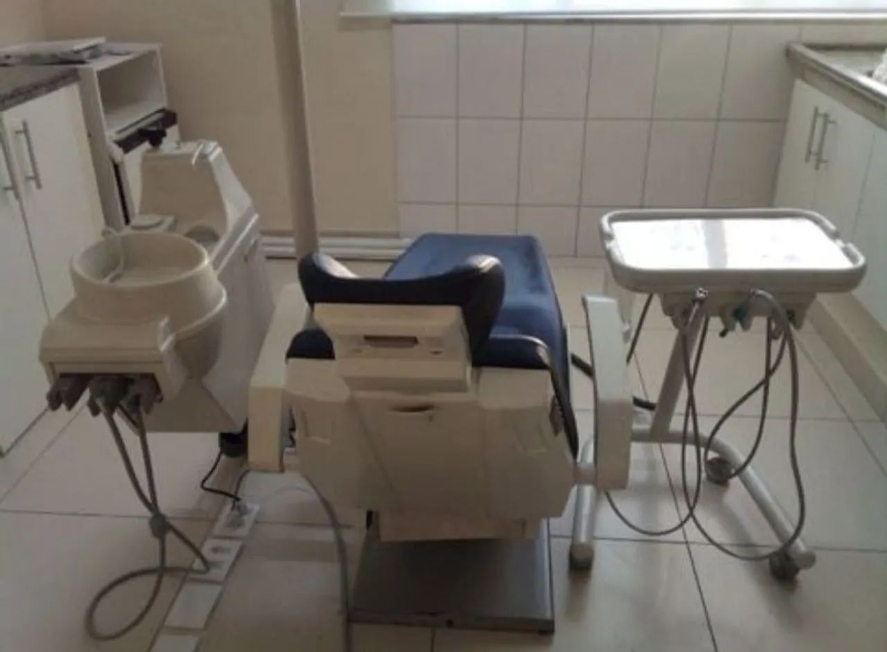 CADEIRA ODONTOLÓGICA COM REFLETOR, EQUIPO, CUSPIDEIRA. - Foto 2
