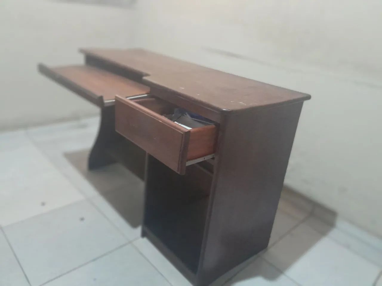 MESA PARA COMPUTADOR / ESCRITÓRIO - MADEIRA - Foto 2
