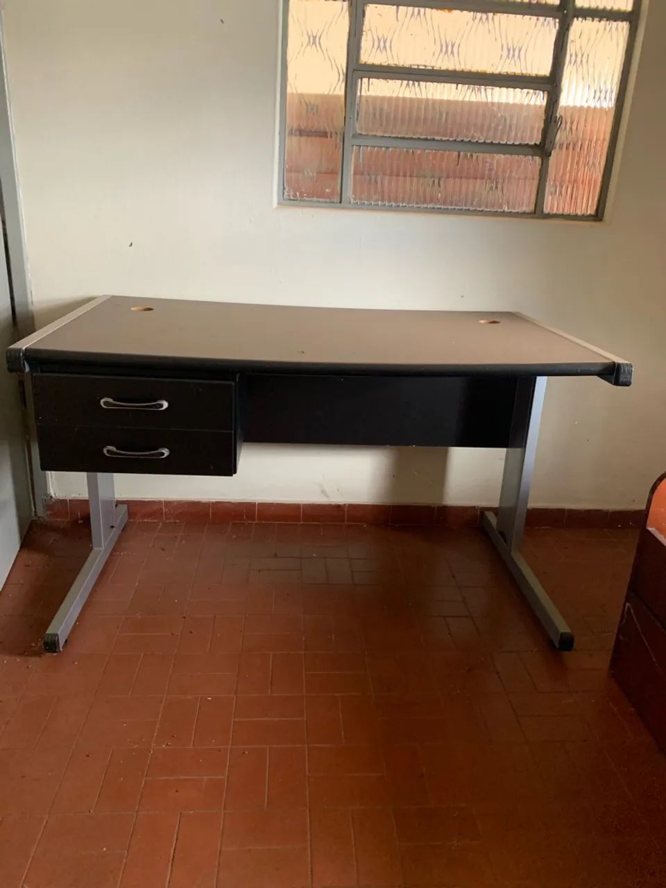 Mesa de escritório com gaveta