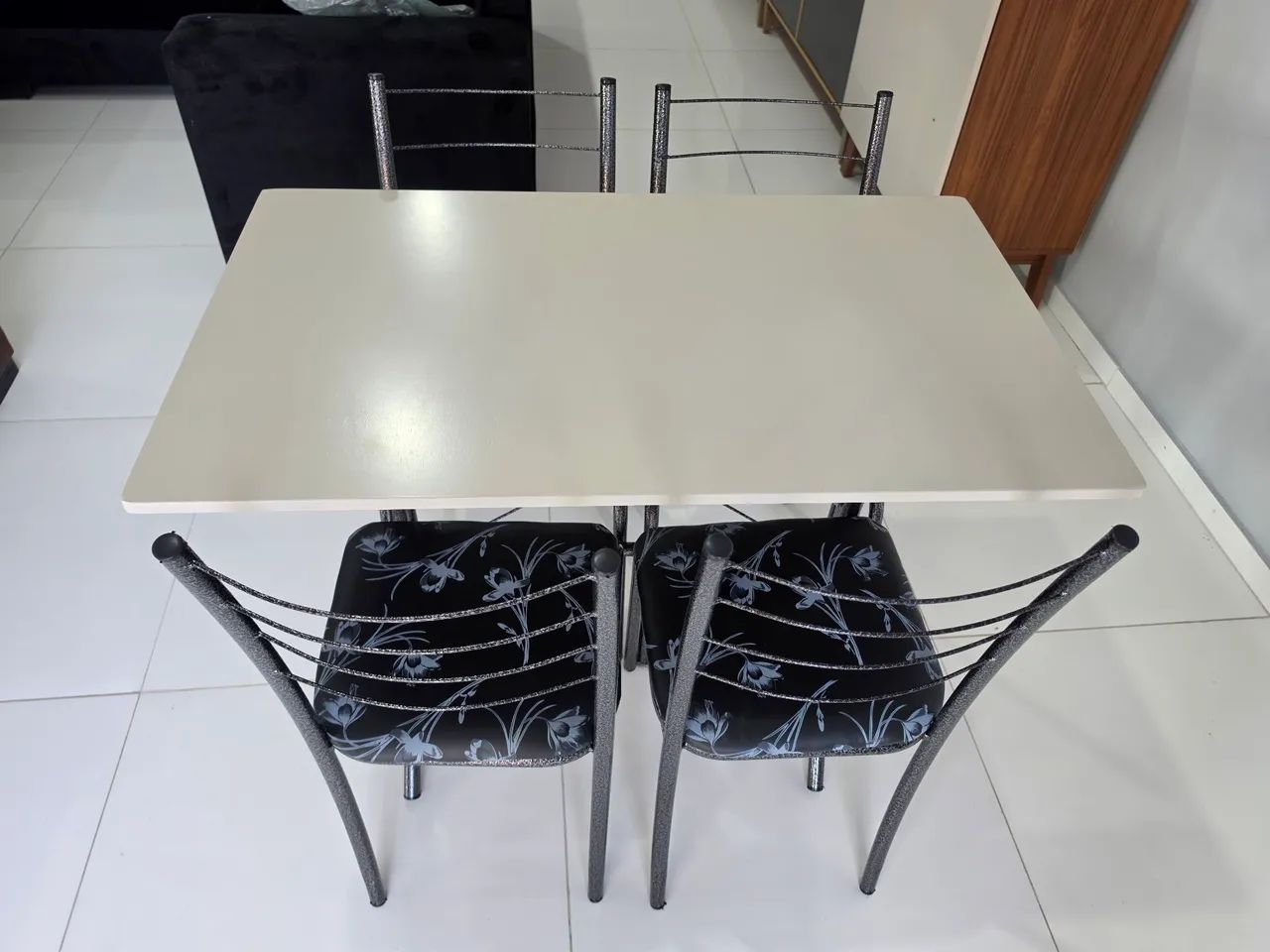Mesa mdf 4 cadeiras nova - Foto 3