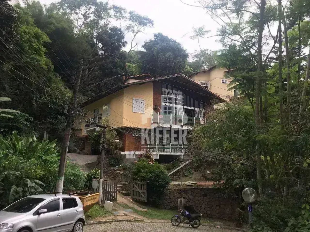 Casa Triplex em Condomínio Fechado | 3 Pavimentos e Anexo