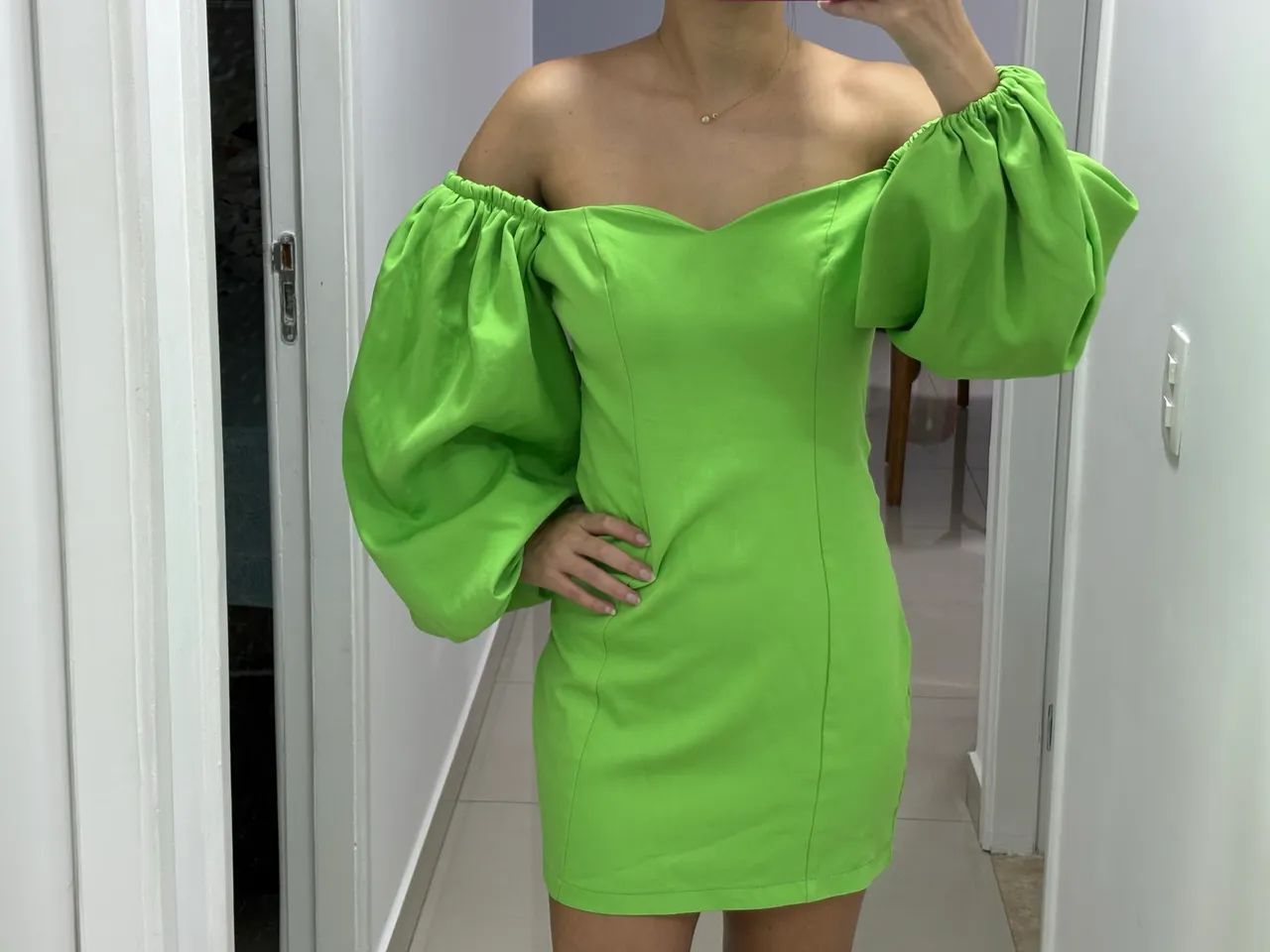Vestido curto verde com mangas bufantes 