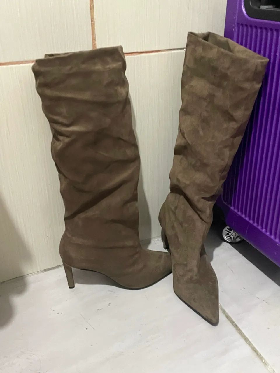 Bota cano alto marrom - Foto 3