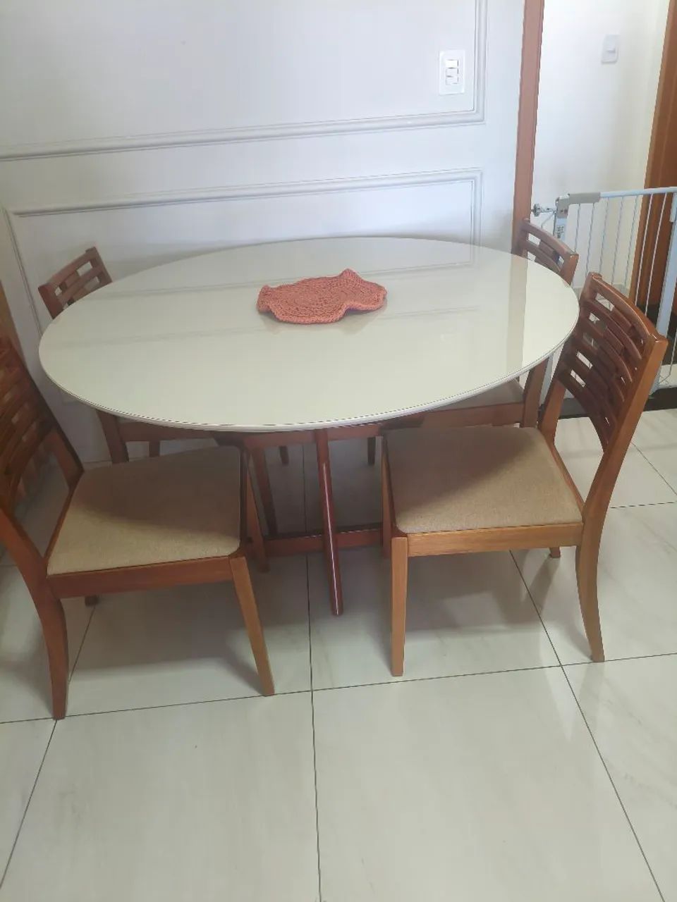 Conjunto de mesa e cadeiras