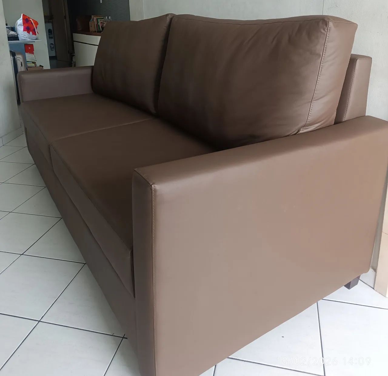 Sofá novíssimo em courino!