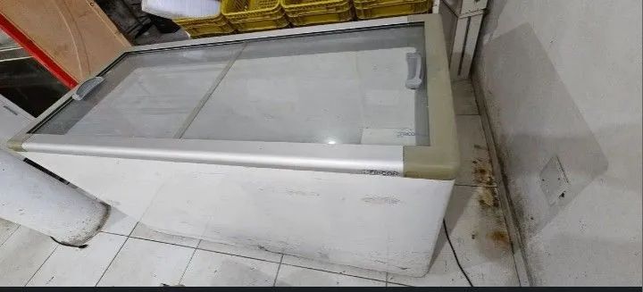 Freezer horizontal expositor tampa de vidro, 510 litros fricon para venda imediata.