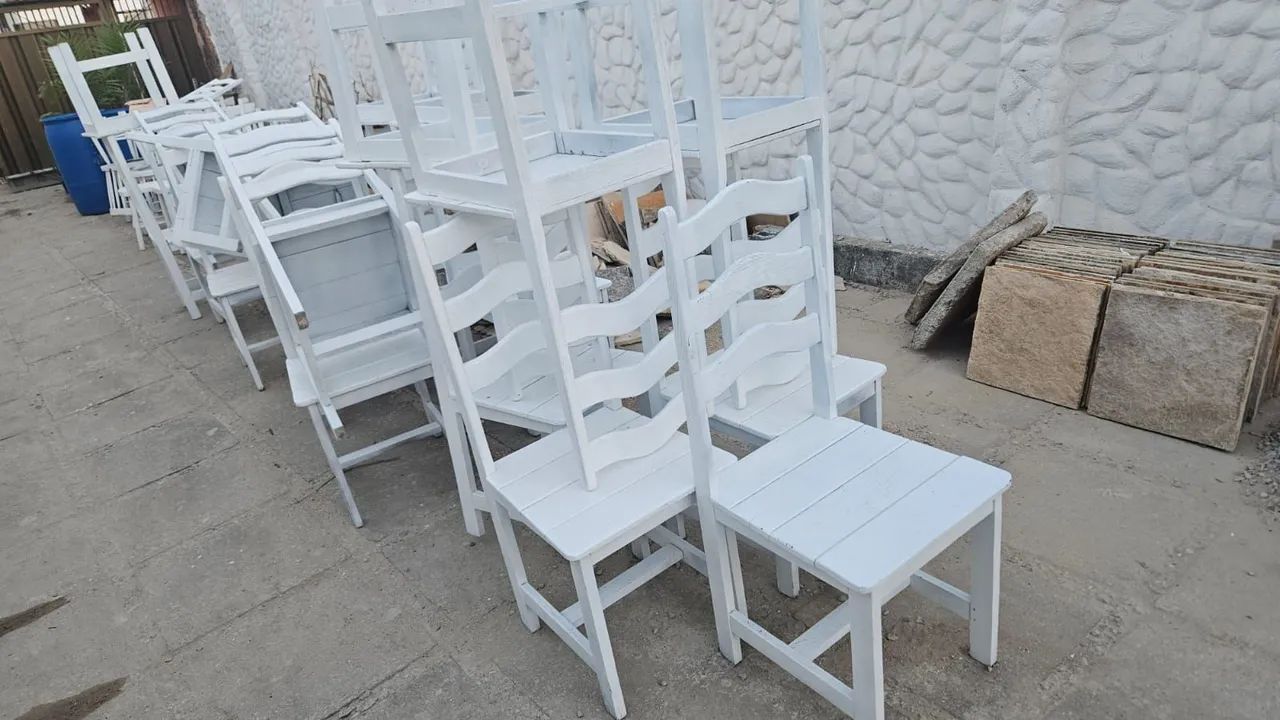 Cadeiras de madeira já pintadas