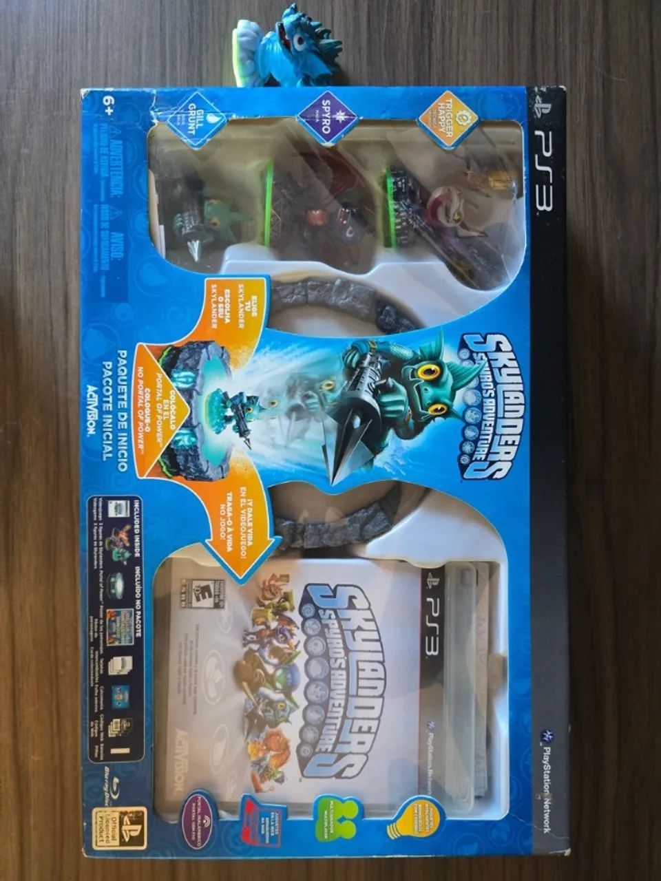 Jogo Skylanders PS3 na caixa com mais um boneco extra
