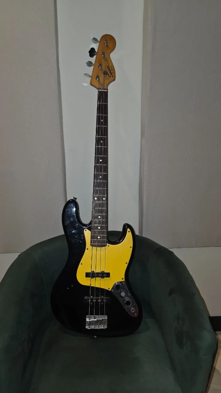 Baixo Fender Squier