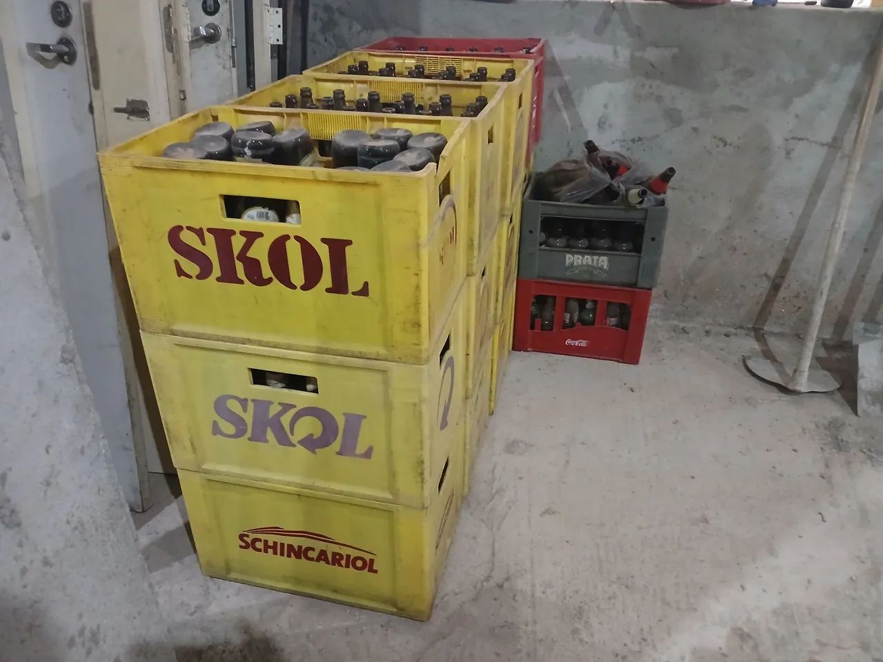 Caixas e garrafas skol 35 cada completo
