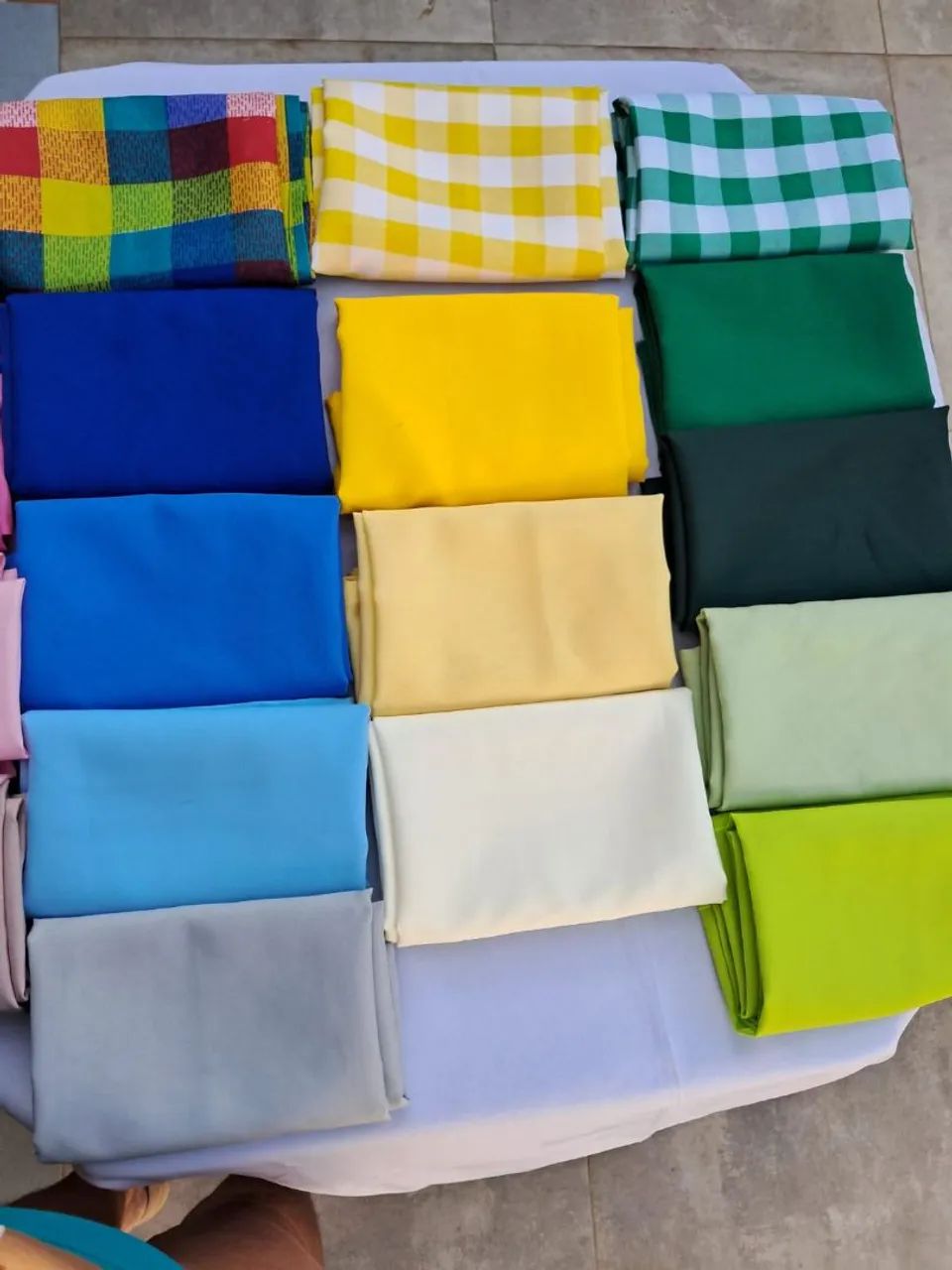 Aluguel de mesas R$14...toalhas  e cobre manchas R$10 - Foto 2
