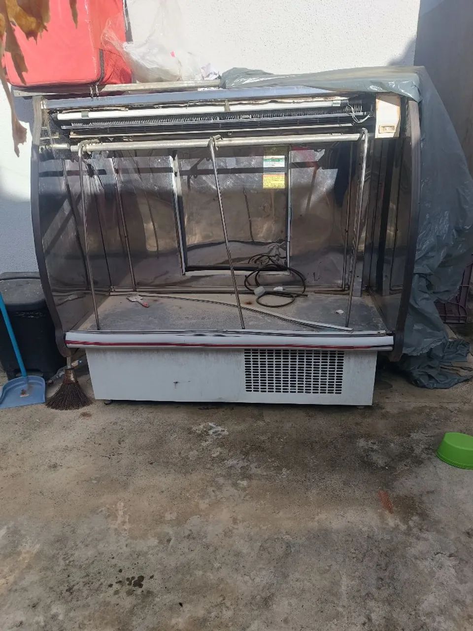 Balcão expositor de carnes em bom estado, funcionando 