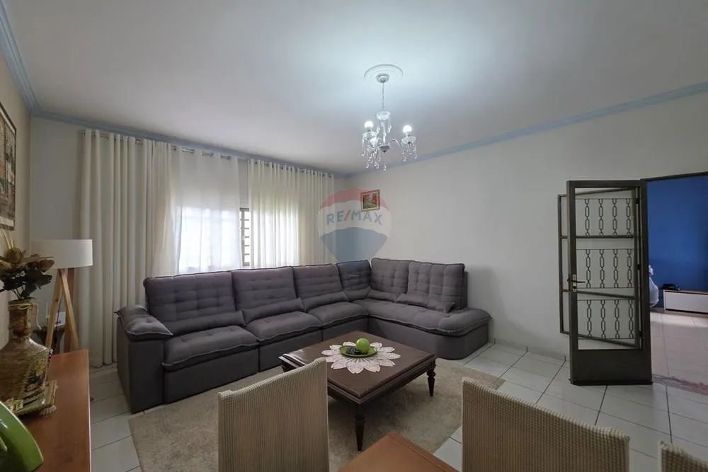 Casa à venda no centro de Pinhalzinho-SP próxima à praça e comércios - Foto 2