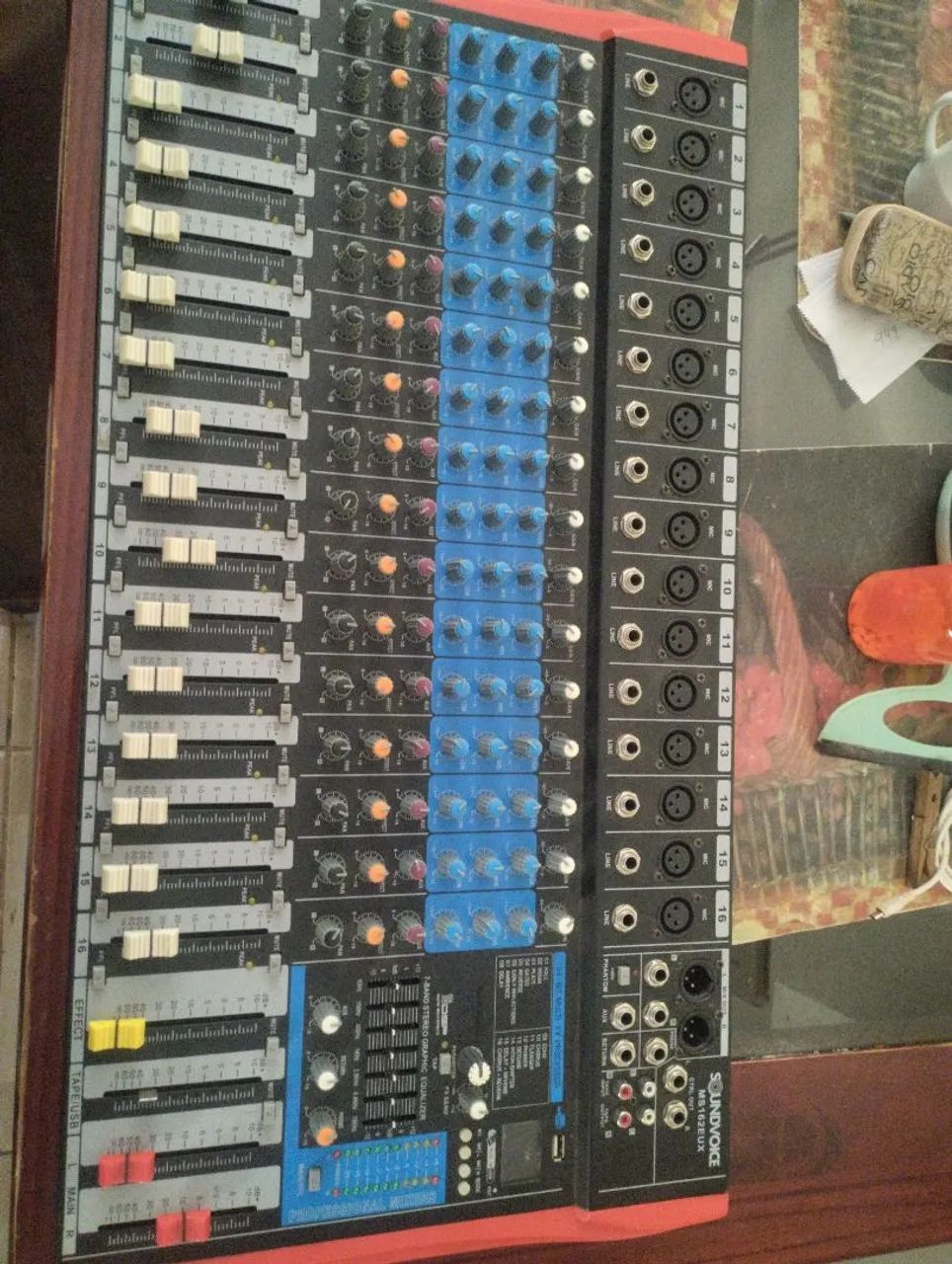 Mesa de som com 16 canais 