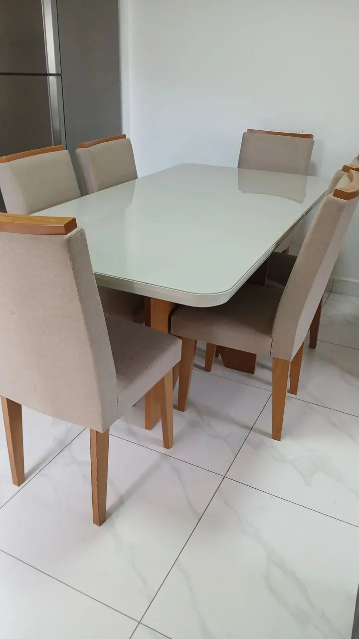 Mesa laqueada com 6 cadeiras