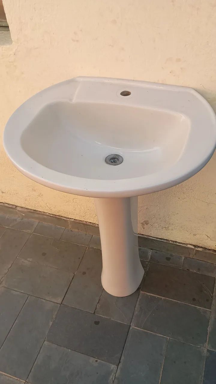 Lavatório com coluna